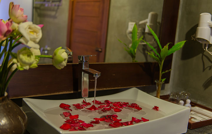 Deluxe-Twin-Room-with-Balcony-07